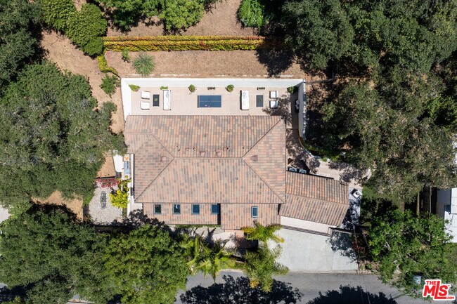 Building Photo - 8836 Wonderland Ave