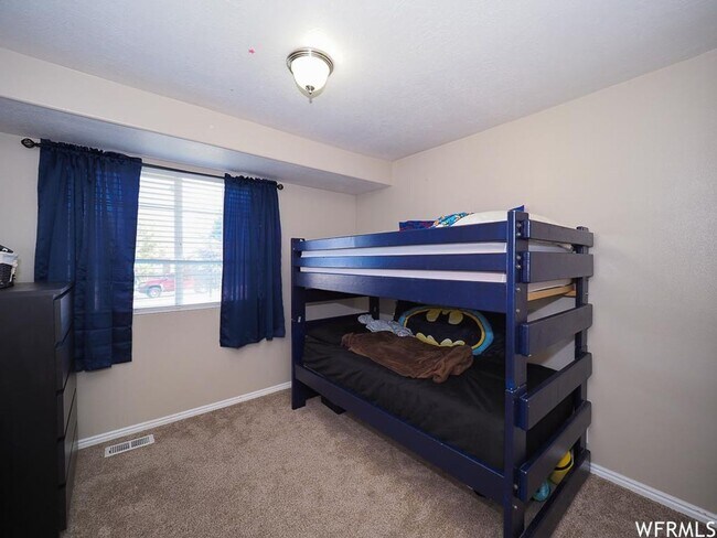 Building Photo - Spacious Rambler w attached 2 car garage!