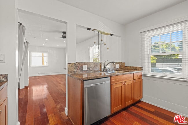 Building Photo - 307 6th Ave