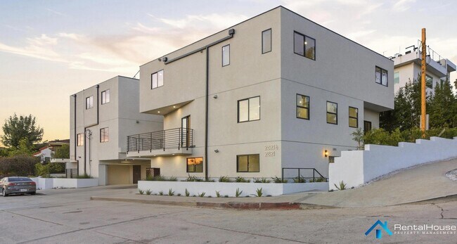 Building Photo - 3005 La Paz Dr