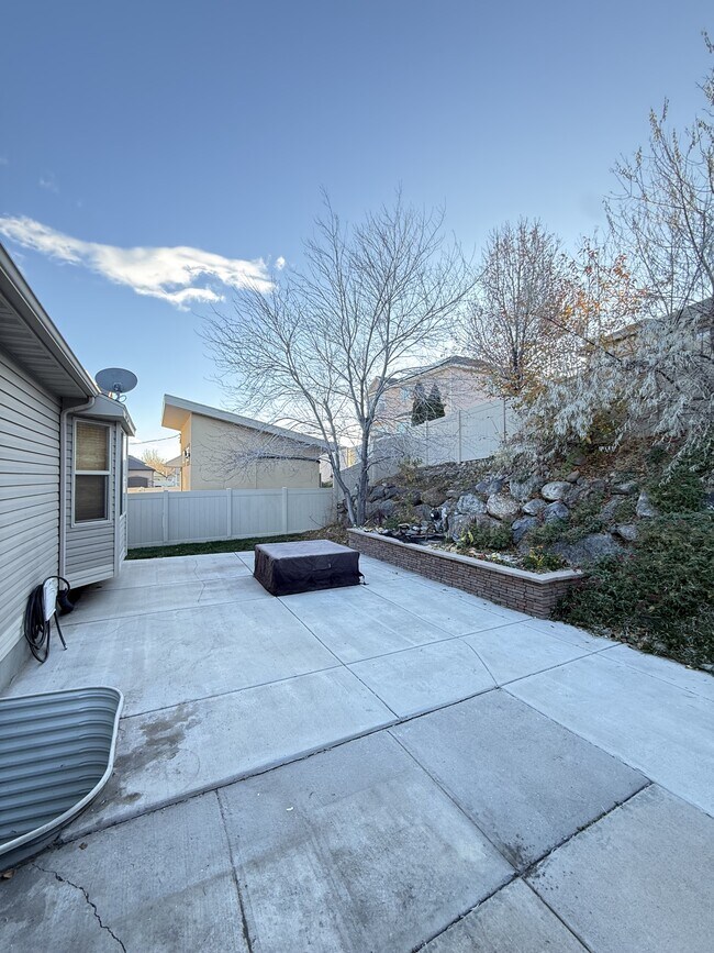 Building Photo - 6248 S High Bluff Dr