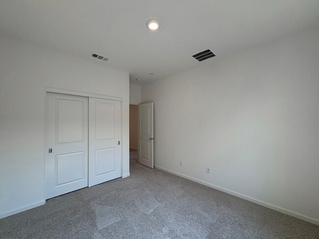 Building Photo - Beautiful 3B/2.5BA Townhome in Vista for R...