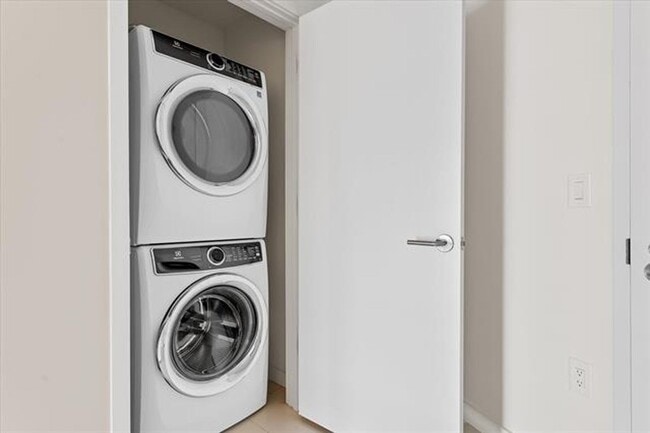 Building Photo - 851 NE 1st Ave