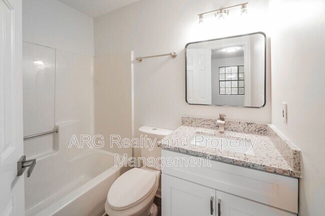 Building Photo - 7042 Oakhill Cir