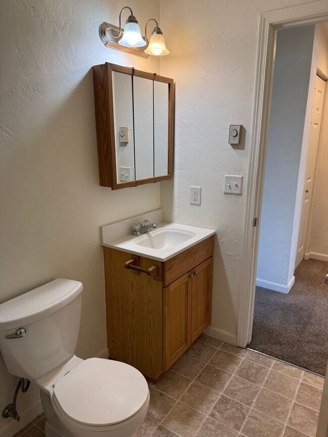 Building Photo - 2 bedroom 1.5 bathroom duplex in Springfield!