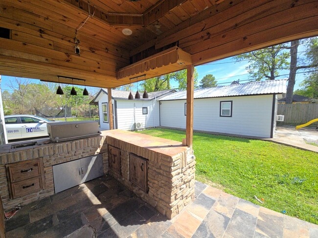 Building Photo - 9010 Linda Vista Rd