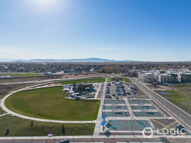 Building Photo - 1452 W Cook Ln