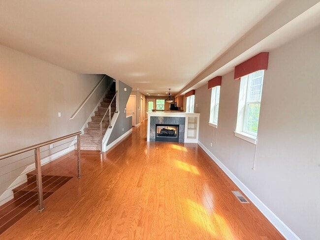 Building Photo - West Seattle Townhome