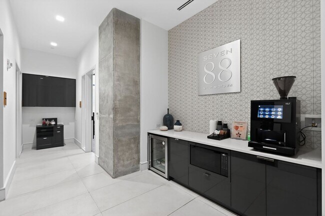 Building Photo - Charming Furnished HighRise 2BR Condo in Atlanta