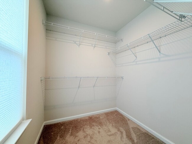 Building Photo - Like New Townhome!