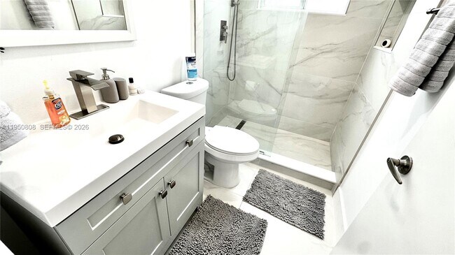 Building Photo - 814 NE 19th Ave