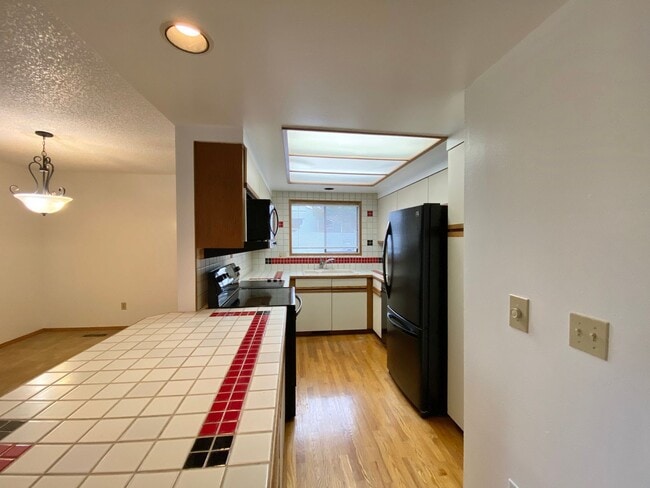 Building Photo - 34 foot boat slip included in rent!  Spacious 3 bedroom Jantzen Beach condo