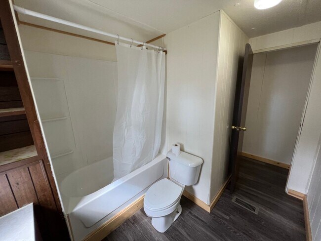 Building Photo - 2 Bedroom 1 Bath Updated Mobile Home in A ...