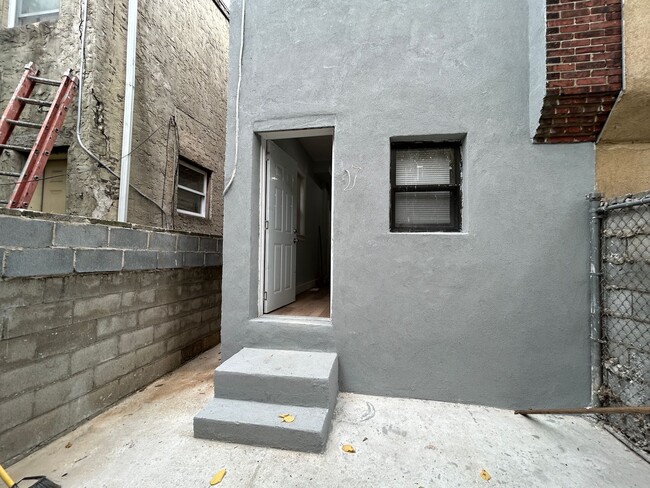 Building Photo - 3 bedroom 1.5 bath house with backyard ava...