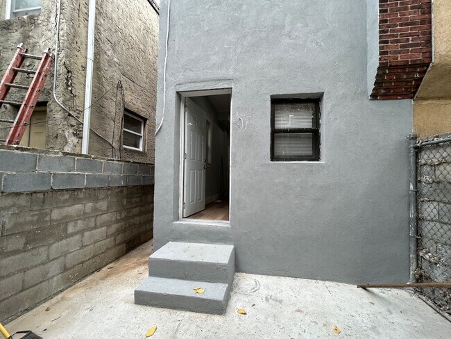 Building Photo - 3B1.5B House with Backyard in South Philly