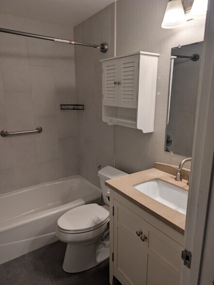 Building Photo - 280 Easy St