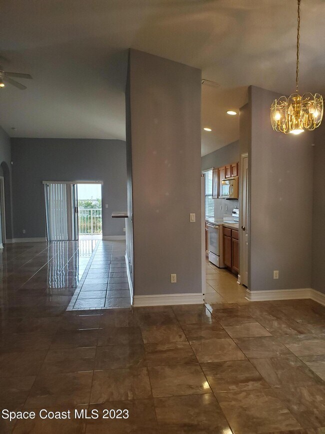 Building Photo - 1045 Venetian Dr