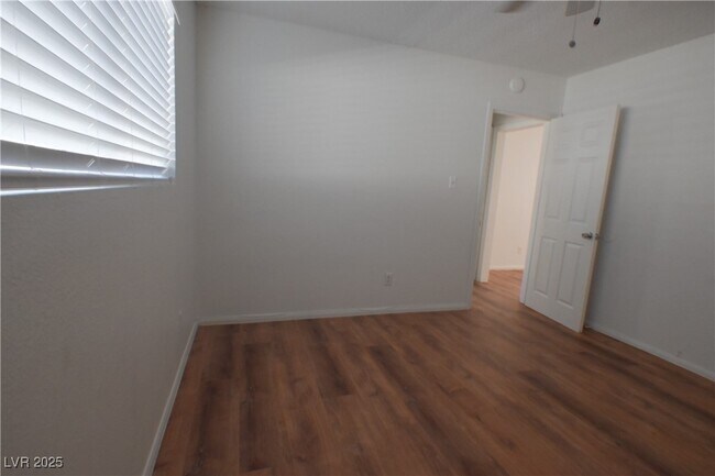 Building Photo - 2608 E Mesquite Ave
