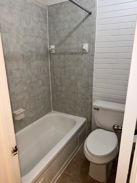 Main Bathroom - 1713 E Lindsey St