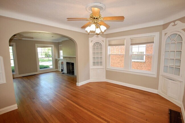 Building Photo - Pristine first floor unit!