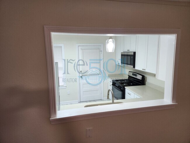 Building Photo - Elm, 200-202 N. Duplex