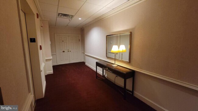 Building Photo - 10 E Lee St