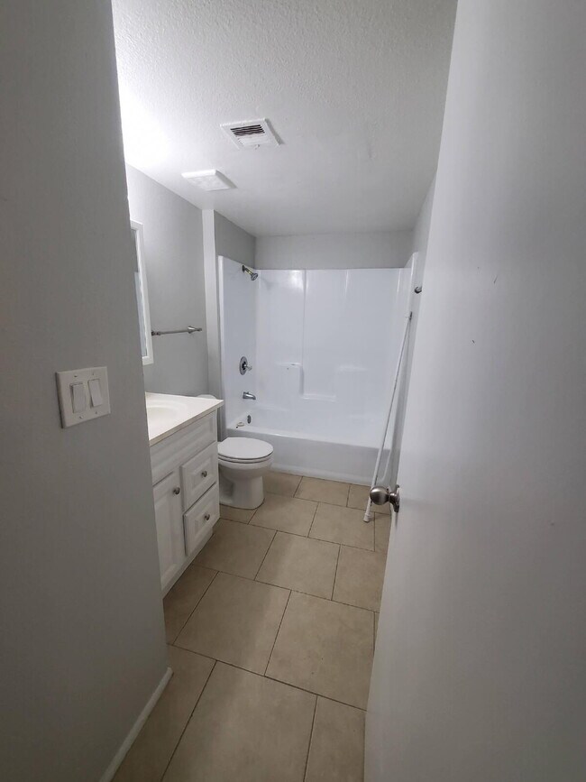 Building Photo - COMING SOON 2 Bed / 2 Bath – Updated – Pets Welcome – North Phoenix