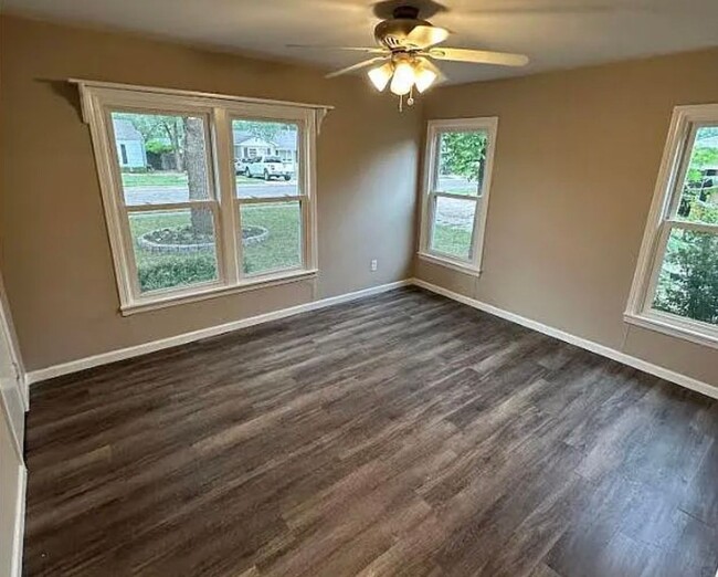 Building Photo - Beautiful 3 bedroom 2 bathroom in prime lo...