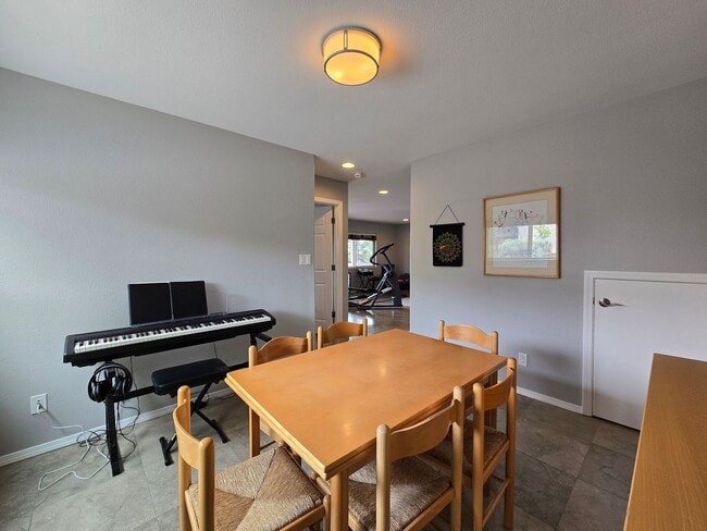 Building Photo - Beautiful Quemazon Home (5085 Alegria)