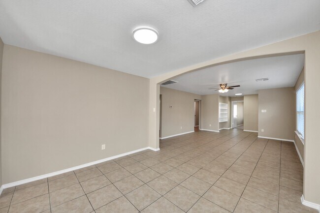 Building Photo - 826 Bandon Ln