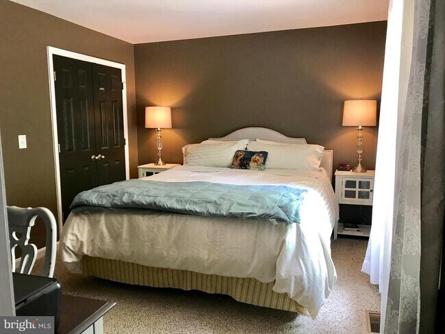 Building Photo - 8 Plumosa Dr