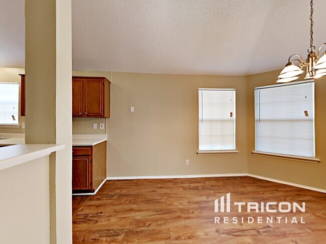 Building Photo - 2545 Clovermeadow Dr
