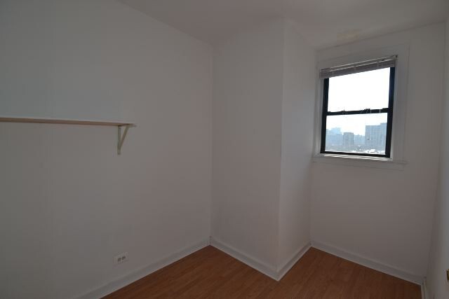 Building Photo - 941 W Carmen Ave