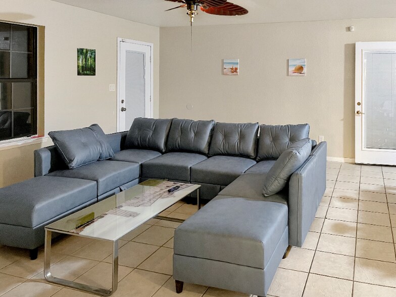 Building Photo - 10785 Silver Creek Dr