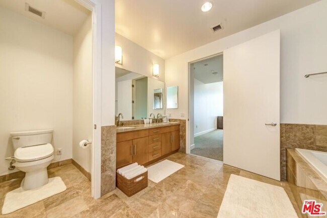 Building Photo - 3223 W 6th St