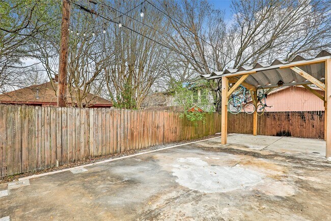 Building Photo - 4731 Woodside St