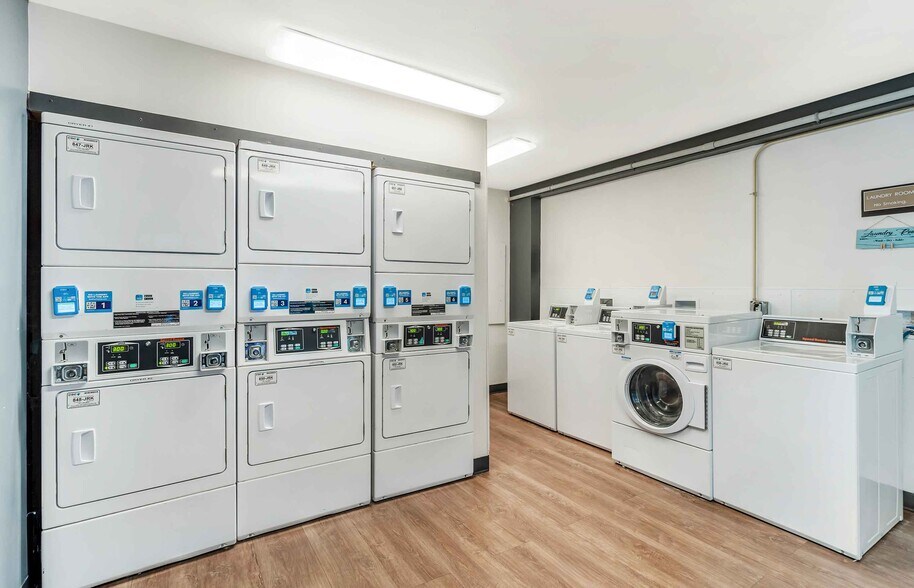 Building Photo - Furnished Studio-Chicago - Naperville - East