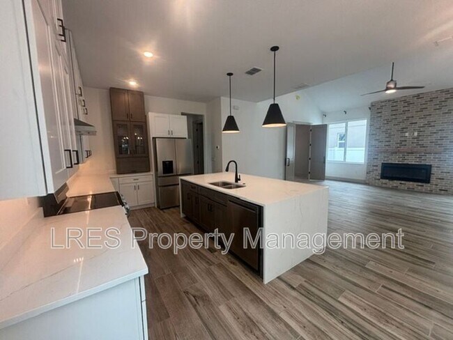 Building Photo - 722 Ellwood Ave
