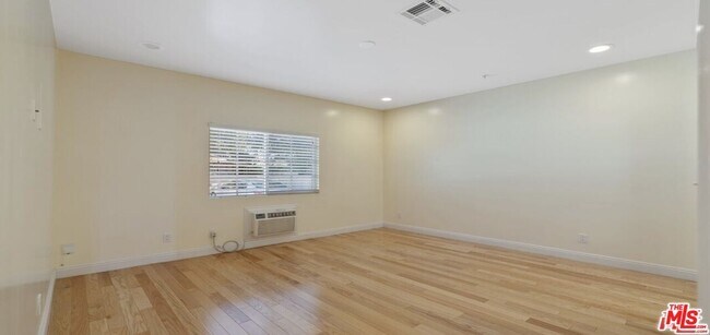 Building Photo - 2020 Hillcrest Dr