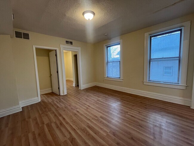 Building Photo - 595 Park St