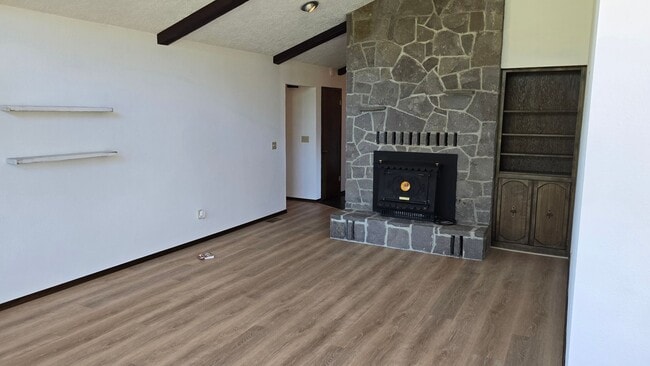 Building Photo - Beautiful 3 Bedroom Home on Acreage