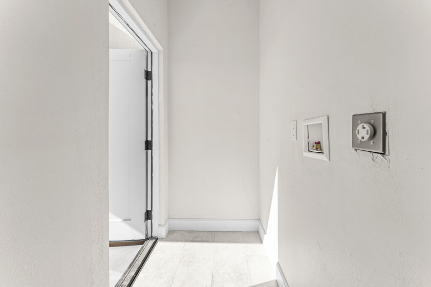 Building Photo - 2430 E 7th St