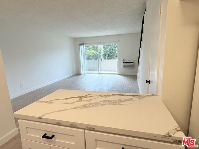 Building Photo - 10840 Camarillo St