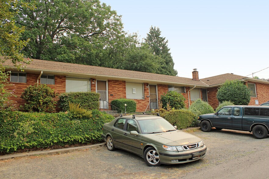 Building Photo - 126-140 NE 59th Avenue