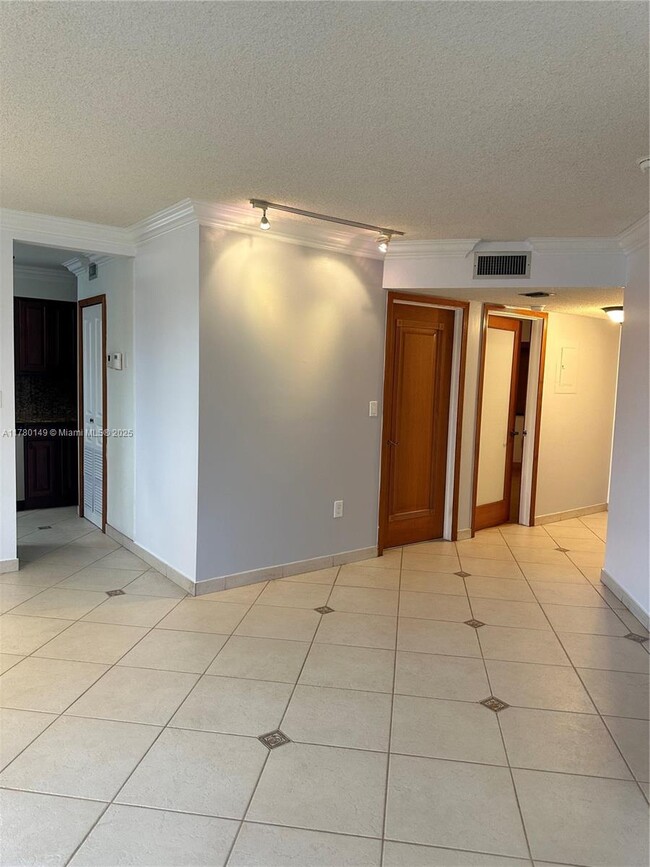 Building Photo - 15489 N Miami Lakeway