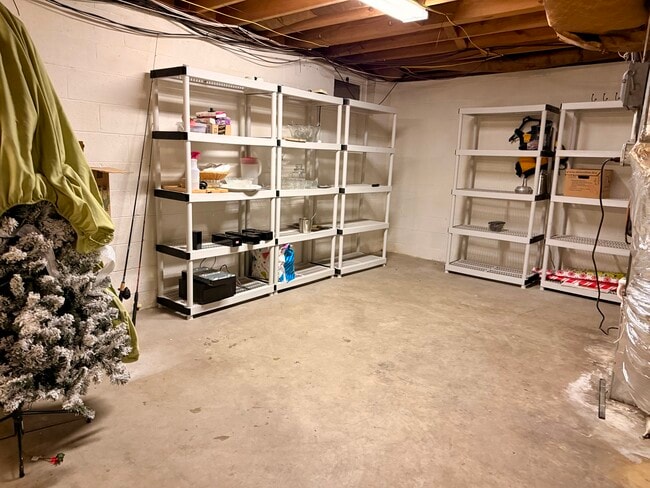 Building Photo - 5200 Skyline Dr