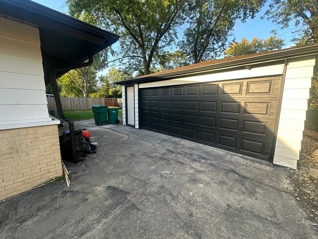 Building Photo - 595 W Elk Grove Blvd