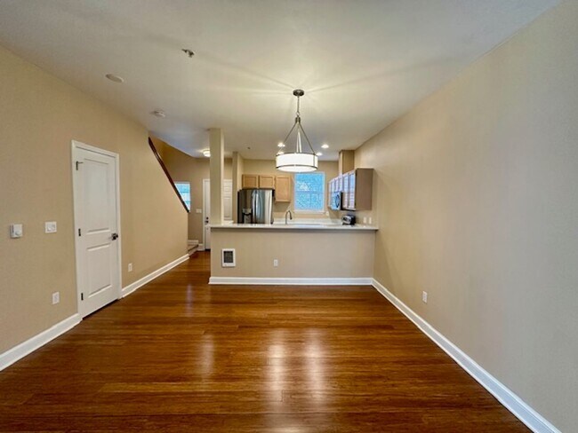 Building Photo - Beautifully Updated 2 Bedroom Condo