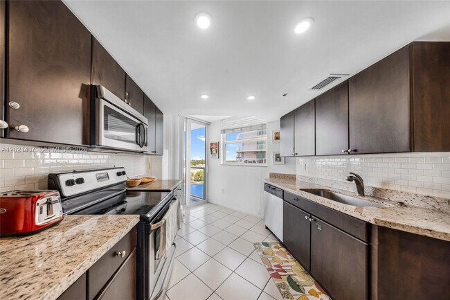 Building Photo - 5880 Collins Ave