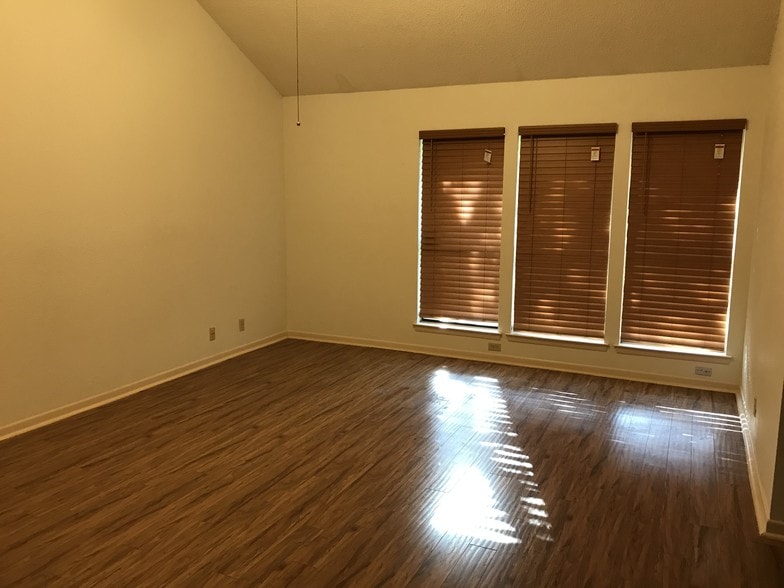 Master bedroom - 11203 Oak View Dr